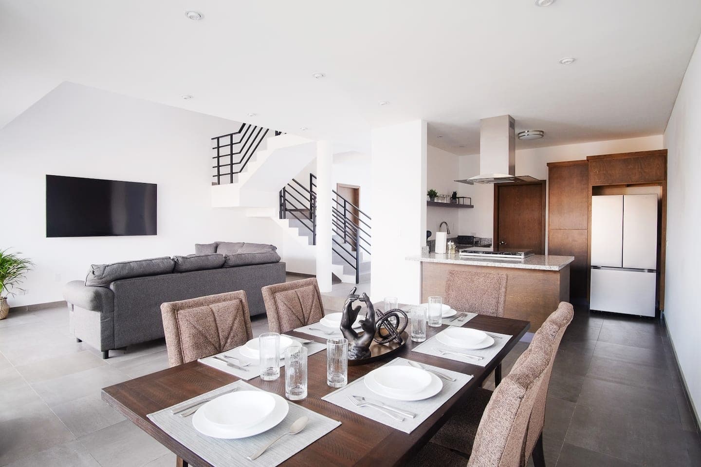 Modern House with Jacuzzi & Grill 3BR